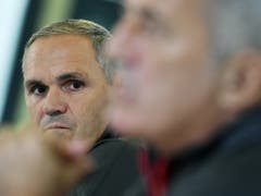 Der Schweizer Nati-Manager Pierluigi Tami lauscht Petkovics Ausführungen. (Bild: KEYSTONE/WALTER BIERI)