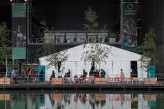 Das Zelt mit den Sicherheitsschleusen vor dem KKL-Eingang. (Bild: Boris Bürgisser, Luzern, 2. September 2019)