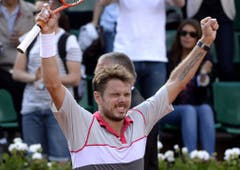 2015: Viertelfinal French Open: Wawrinka s. Federer 6:4, 6:3, 7:6 (7:4)Auf dem Weg zu seinem zweiten Grand-Slam-Titel ist auch für Roger Federer gegen Stan Wawrinka kein Kraut gewachsen. Der Romand spielt sich in einen regelrechten Rausch und siegt glatt in drei Sätzen. Es ist sein erster Sieg bei einem Turnier der höchsten Stufe gegen Federer. (Bild: Keystone)
