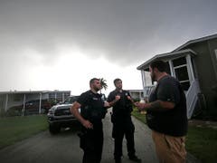 In Florida und den nördlicheren Bundesstaaten Georgia und South Carolina galt bereits der Notstand. Evakuierungen der Küstenregionen mit Hunderttausenden Einwohnern liefen am Montag bereits an. (Bild: KEYSTONE/AP/GERALD HERBERT)