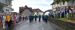 Begeisterte Zaungäste an der Marschmusikparade. (Bild: Peter Jenni)