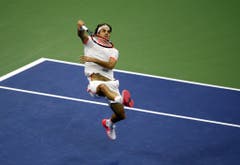 2015: Halbfinal US Open: Federer s. Wawrinka 6:4, 6:3, 6:1Die Haltung Federers bei diesem Smash sieht zwar unkonventionell aus, dennoch hat der Baselbieter in New York alles im Griff - vor allem seinen Schweizer Gegner, Stan Wawrinka. Dank einem problemlosen Drei-Satz-Erfolg zieht er in der amerikanischen Metropole in den Final ein, wo er aber wieder einmal seinen Meister in Novak Djokovic findet.