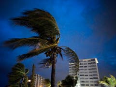 Der Hurrikan «Dorian» ist über den nördlichen Bahamas fast zum Stehen gekommen. Zerstörerische Winde mit Geschwindigkeiten von bis zu 270 Kilometer pro Stunde tobten am Montag über der Insel Grand Bahama.(Bild vom 1. September) (Bild: KEYSTONE/AP/RAMON ESPINOSA)