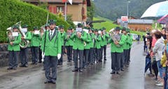 Die MG Mosnang steht unter der musikalischen Leitung von Adrian Pohl, bei der Marschmusik gibt Christian Fust den Takt vor. (Bild: Peter Jenni)