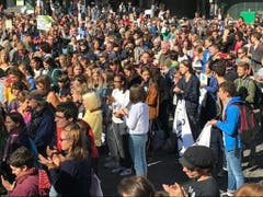 Mehrere hundert Menschen haben sich am Freitag in Basel auf dem Barfüsserplatz für eine Klima-Demo versammelt. (Bild: Martin Heutschi, Keystone-SDA)