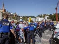 In Lausanne blockierten etwa 200 Aktivisten der Bewegung Extinction Rebellion am Freitagmittag die Bessières-Brücke in der Nähe der Kathedrale. (Bild: KEYSTONE/SALVATORE DI NOLFI)