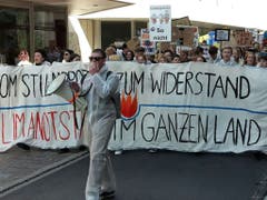 Klima-Alarm in St. Gallen - demonstrierende Schülerinnen und Schüler in weissen Schutzanzügen ziehen durch die Innenstadt. (Bild: Michael Nyffenegger/Keystone-SDA)