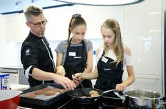 Konzentriert werden die Hamburger gebraten. (Bild: Stefan Kaiser, Baar, 21. September 2019)