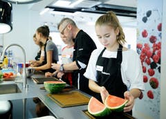 Wassermelone-Schneiden will gelernt sein. (Bild: Stefan Kaiser, Baar, 21. September 2019)