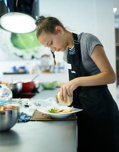 Sorgfältig hobelt diese Kursteilnehmerin den Käse. (Bild: Stefan Kaiser, Baar, 21. September 2019)
