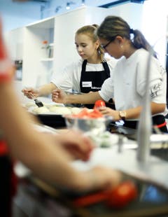 Mit viel Liebe wird das Brot bestrichen und bestreut. (Bild: Stefan Kaiser, Baar, 21. September 2019)