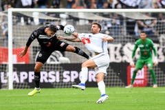 Ein Kampf auf Biegen und Brechen: Ein enges Spiel zwischen dem FC Lugano und dem FC Luzern geht im Cornaredo mit 1:1 zu Ende. Hier zerrt Luganos Custodio am Dress des Luzerner Francesco Margiotta. (Bild: Samuel Golay/Keystone, Lugano, 22. September 2019)