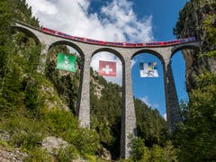 St. Galler Fahne zu Gast beim Landwasserviadukt. (Bild: Mario Cappelletti)
