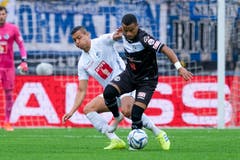 Das Spiel bleibt aber weiterhin umkämpft. Hier sind der Lugano-Torschütze Carlinhos und Luzerns Abwehrspieler Lucas Alves im Zweikampf. (Bild: Martin Meienberger/freshfocus, Lugano, 22. September 2019)