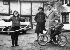 Amber, die Tochter des britischen Coiffeurs Ramond Bessone – bekannt auch als Mr. Teasy-Weasy, schwingt einen Reifen im Februar 1959. (Bild: Keystone)