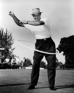 Nicht nur etwas für Frauen: Golfer Sam Snead hoopt im Jahr 1958. (Bild: Keystone)