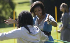 Auch Michelle Obama trainiert ihre Figur mit einem Reifen. (Bild: Keystone)