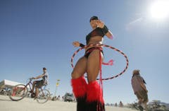 Festivals wie das Burning Man in der Wüste Nevadas verbreiten den Hoop-Trend. (Bild: Keystone)