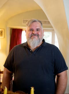 Nils Mauritz (47) hilft als Co-Gastgeber im Service mit und erledigt die Einkäufe. (Bild: Corinne Glanzmann, Hergiswil, 24. September 2019)
