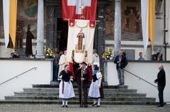 Der Auszug aus der Pfarrkirche mit Fahnen und Trachten.