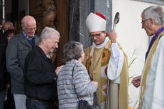 Bischof Felix Gmür verabschiedet sich von den Kirchgängern.