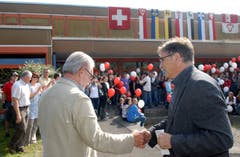 Bildungsdirektor Franz Enderli dankt dem abtretenden Baudirektor Hans Matter. (Bild: Markus von Rotz, Sarnen, 23. September 2009)