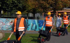 Im Bild Franz Enderli und Hans Matter (von links), hinten Francoise Ellenberger, Kantonsarchitektin. (Bild: Markus von Rotz, Sarnen, 23. September 2009)