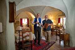 Gastgeber im Restaurant Chuchichäschtli in Hergiswil sind Charles Wüest (links) und Nils Mauritz. (Bild: Corinne Glanzmann, Hergiswil, 24. September 2019)