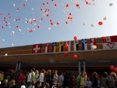 Die Schüler lassen Ballone fliegen. (Bild: Markus von Rotz, Sarnen, 23. September 2009)