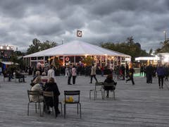 Das Zelt auf dem Sechseläutenplatz während der Eröffnung des ZFF. (Bild: KEYSTONE/ENNIO LEANZA)