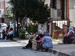 Das Erdbeben war am Nachmittag vielerorts in Istanbul kurz, aber deutlich zu spüren. Zahlreiche Einwohner rannten in Panik auf die Strasse, wo sie aus Angst vor weiteren Beben zunächst ausharrten. (Bild: KEYSTONE/AP)