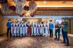 Das in St.Galler Trachten gekleidete Personal, Stadtpräsident Thomas Scheitlin und Reto Candrian, CEO Candrian, begrüssen die Medienvertreter. (Bild: Urs Bucher)