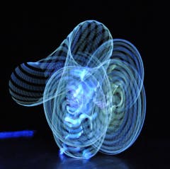 Hoop-Spektakel mit LED-Reifen. (Bild: Facebook/Mar Illion)