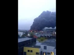 Wegen eines Grossbrands in der Chemiefabrik des Unternehmens Lubrizol steht eine schwarze Rauchwolke über der nordfranzösischen Stadt Rouen. (Bild: Keystone/AP @JulietteChrl/@JULIETTECHRL)