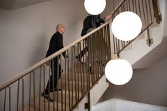 Auch der Stadtpräsident sieht das neue Hotel zum ersten Mal von innen. (Bild: Urs Bucher)