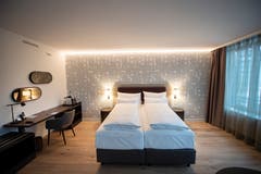 Eines der modernen Hotelzimmer. (Bild: Urs Bucher)