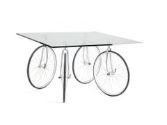 Der Weg führte vom Alltags-Objekt über Marcel Duchamps Readymade zurück zum verfremdeten Alltags-Objekt: der Tisch «Tour» von Gae Aulenti. (Bild: Notra Design Museum/Jürgen Hans)