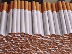 Zigaretten und andere Tabakprodukte sollen nach Ansicht der kleinen Kammer nicht mehr so aktiv beworben werden können - zum Schutz der Jugendlichen. (Bild: KEYSTONE/MARTIN RUETSCHI)