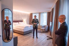 Reto Candrian führte am Donnerstag durch das Hotel. Thomas Scheitlin hört aufmerksam zu. (Bild: Urs Bucher)