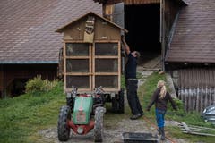 Die Familie Emmenegger gestaltet jedes Jahr auch einen Brauchtumswagen, den sie an die Alpabfahrt mitnehmen. (Bild: Nadia Schärli, 25. September 2019)