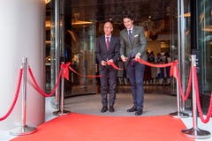 Herzlich willkommen im neuen Hotel Walhalla! Thomas Scheitlin und Reto Candrian durchschneiden das Band. (Bild: Urs Bucher)