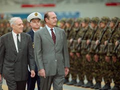 Jacques Chirac bei seinem Staatsbesuch in der Schweiz im Oktober 1998 an der Seite des damaligen Bundesrates Flavio Cotti. (Bild: KEYSTONE/ALESSANDO DELLA VALLE)