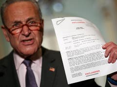 Der Minderheitsführer im Senat, Chuck Schumer, hält das Gesprächsprotokoll des umstrittenen Telefonats zwischen US-Präsident Donald Trump und dem ukrainischen Staatschef Wolodymyr Selenskyj in die Kamera. (Bild: KEYSTONE/AP/JACQUELYN MARTIN)