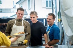 Die Füürwehrbeiz mit den Güggeli ist neu in der Halle 7 zu finden. Reto Scherrer gefällt das feine Angebot. (Bild: Andrea Stalder)