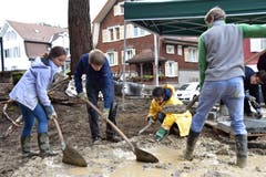 Die Projektgruppe leistet Vorarbeiten für ein Feuchtbiotp, das Amphibien Lebensraum bieten soll. (Bild: Timon Kobelt, 25.09.2019)