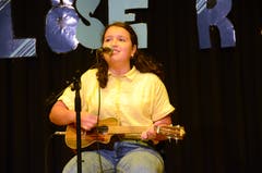 Laura spielte mit der Ukulele und sang dazu.