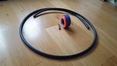 Das brauchen Sie: Ein Rohr zum Beispiel aus Polyethylen. Gut eignen sich diejenigen mit einem Durchmesser von 2,5 Zentimetern. Zudem: Ein Verbindungsstück und farbiges Klebeband. (Bild: sam)
