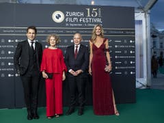 ZFF-Direktoren Karl Spoerri (links) und Nadja Schildknecht (rechts) posieren zusammen mit der Zürcher Stadtpräsidentin Corine Mauch (2. v.l.) und Bundespräsident Ueli Maurer (2.v.r.). (Bild: KEYSTONE/ENNIO LEANZA)
