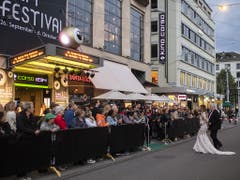 Schaulustige warten vor dem Kino Corso auf die Ankunft der Premieren-Gäste. (Bild: KEYSTONE/ENNIO LEANZA)