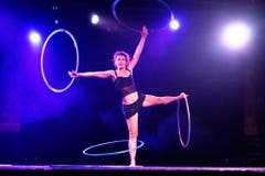 Hooping erfordert viel Körperspannung: Hardmeier schwingt vier Reifen gleichzeitig. (Bild: Facebook/See Ying Yip)